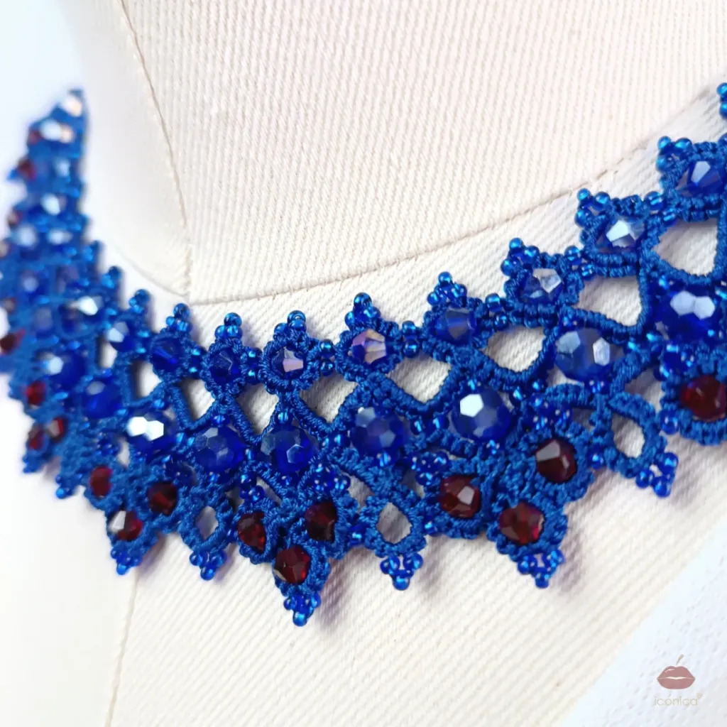 Collar azul eléctrico cristales rojos  Icónica 3.webp