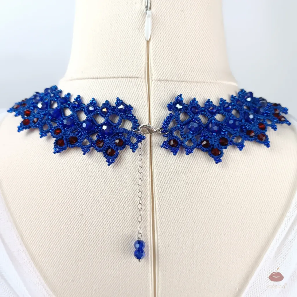 Collar azul eléctrico cristales rojos  Icónica 2.webp