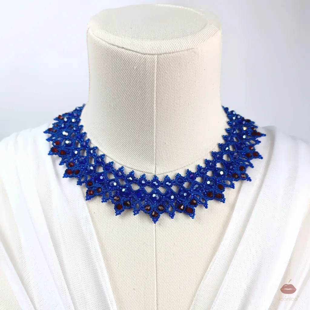 Collar azul eléctrico cristales rojos Icónica 4.webp