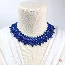 Collar azul eléctrico cristales rojos Icónica 4.webp