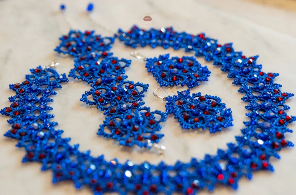 Collar azul eléctrico cristales rojos .webp