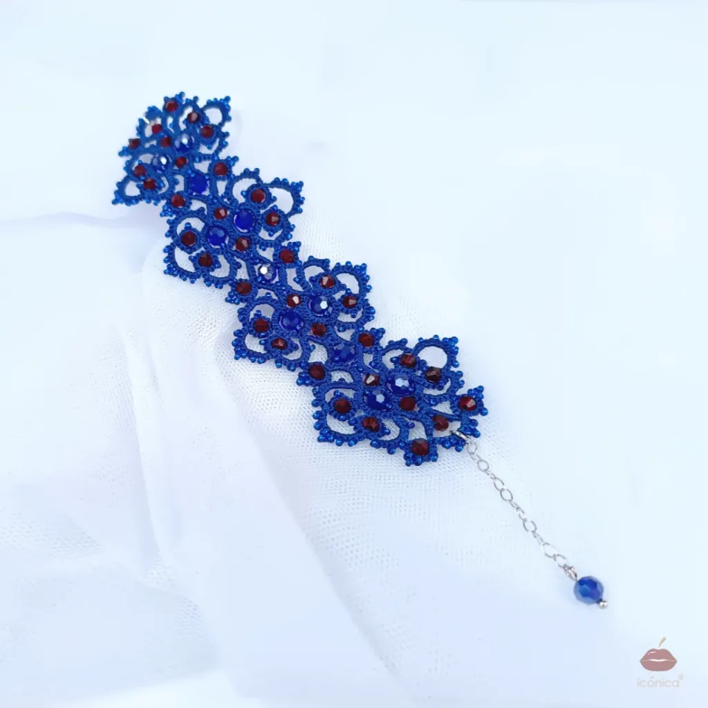 Brazalete azul eléctrico cristales rojos Icónica 4.webp