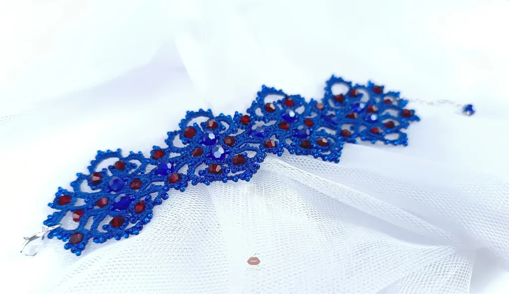 Brazalete azul eléctrico cristales rojos Icónica 5.webp