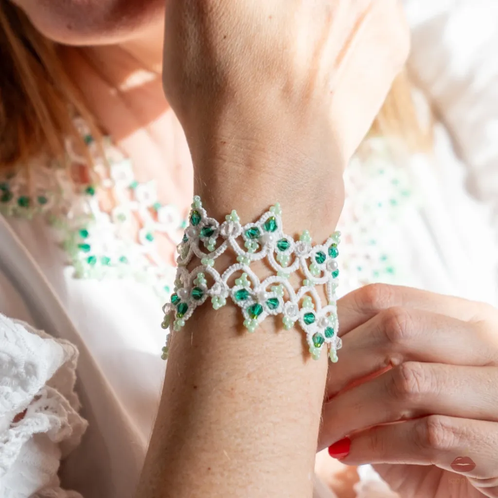 Brazalete de novia con cristales esmeralda_Icónica 1.webp