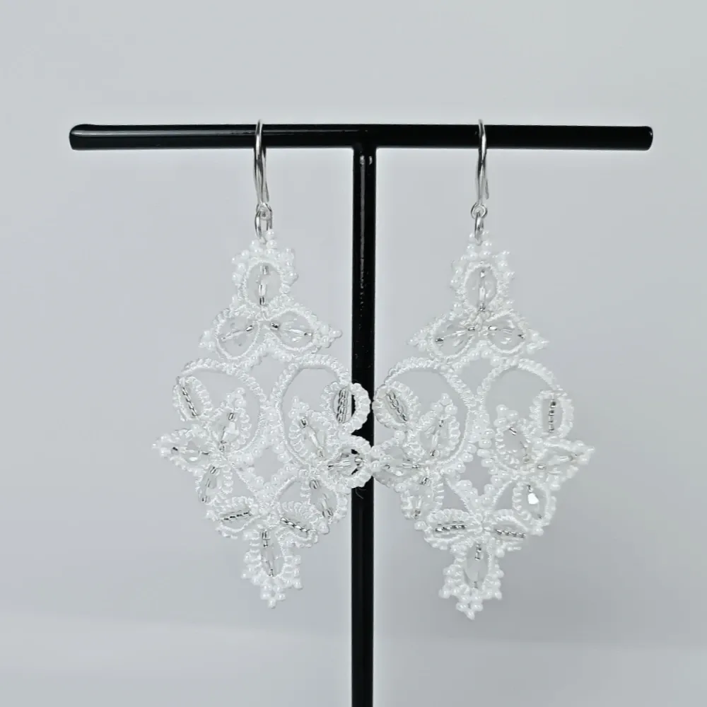 Pendientes de novia ultraligeros blancos filigrana Tarragona online España.webp