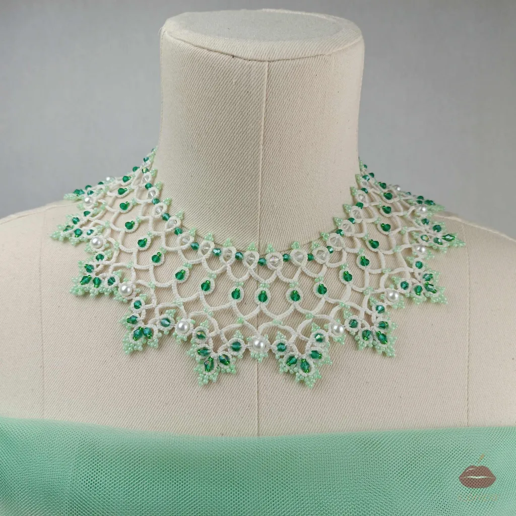 2 collar nupcial blanco ancho con cristales verdes y perlas blancas.webp