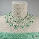 2 collar nupcial blanco ancho con cristales verdes y perlas blancas.webp