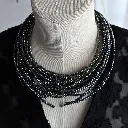 collar-multihilo-gris-oscuro-metalico-vanguardia-tarragona-espana.webp