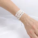 Brazalete para novia con perlas blancas y cristales transparentes Icónica 1.webp