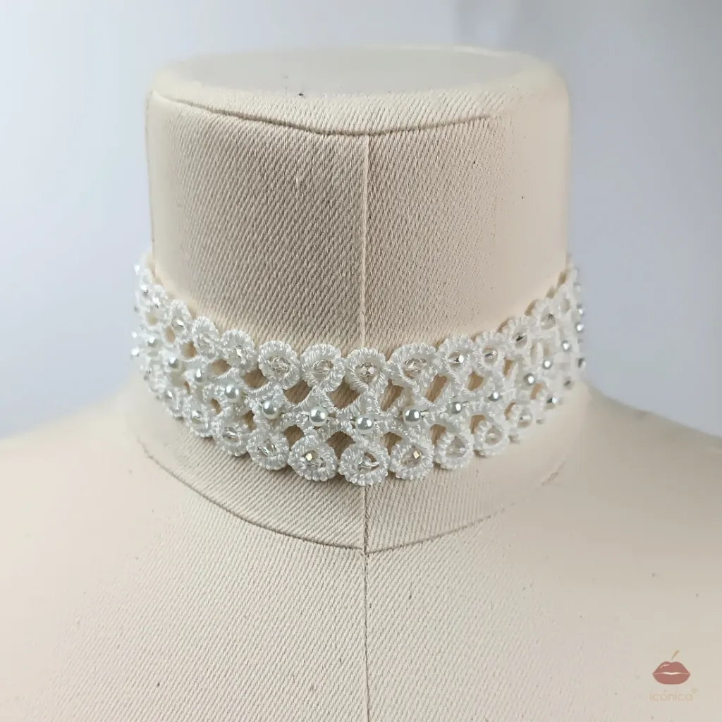 Choker ultraligero para piel sensible blanco con perlas y cristales.webp