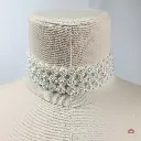 Choker ultraligero para piel sensible blanco con perlas y cristales.webp