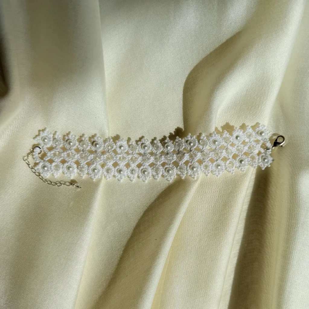 Pulsera de novia con perlas y cristales | Diseño ligero y elegante Sevilla.webp