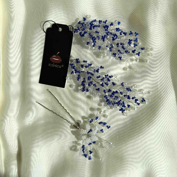 Tocado de plata y azul novia Icónica mujer.webp
