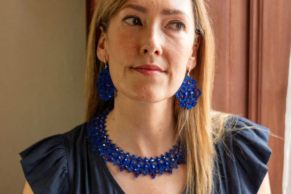 Collar azul con cristales granate | Joyería artesanal española
