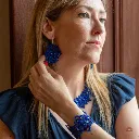 Brazalete para ceremonias azul eléctrico con cristales rojo oscuro | Joyería de autor española.