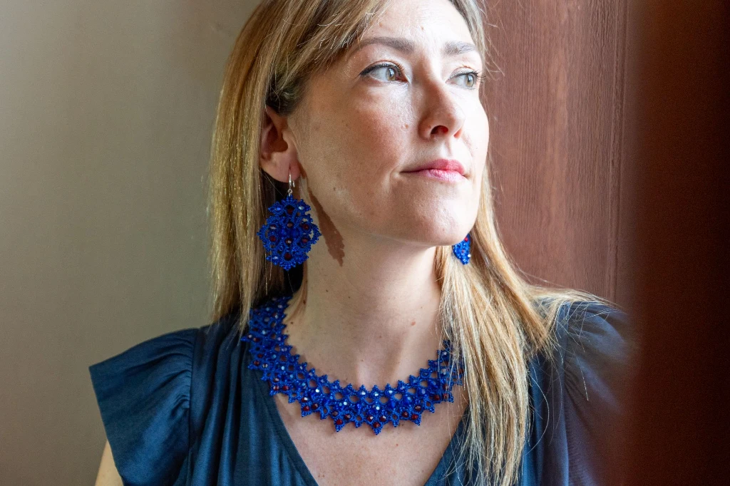 Pendientes ultraligeros para ceremonia azul y rojo | Joyería artesanal en Tarragona.