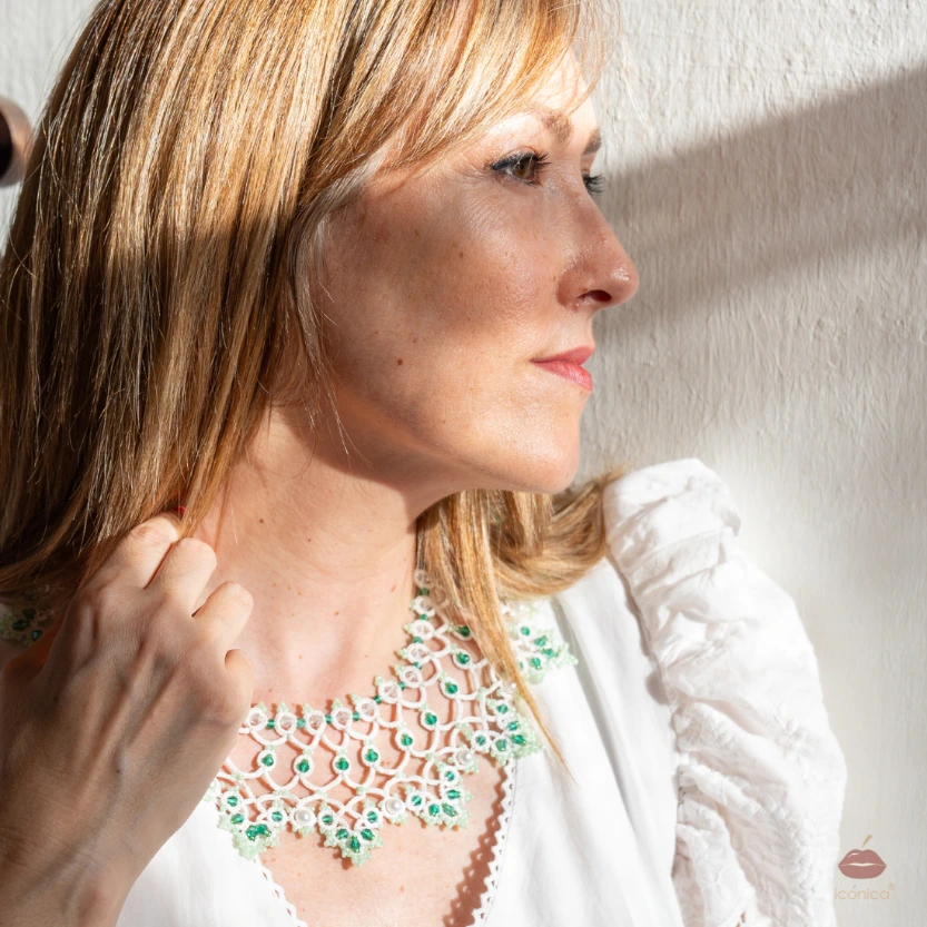 Collar blanco XL ultraligero nupcial con cristales color esmeralda y perlas blancas.