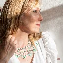 Collar blanco XL ultraligero nupcial con cristales color esmeralda y perlas blancas