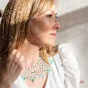 Collar blanco XL ultraligero nupcial con cristales color esmeralda y perlas blancas