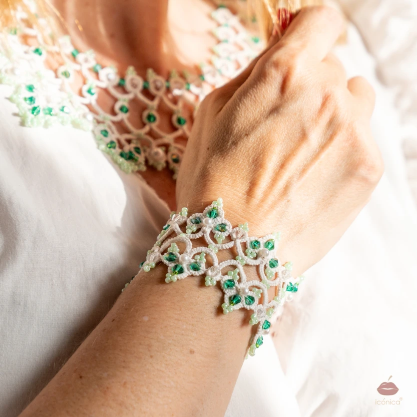 Brazalete ultraligero nupcial con cristales color esmeralda y perlas blancas