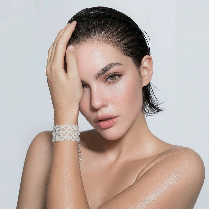 Brazalete para novia con perlas blancas y cristales transparentes | Diseño ultraligero.